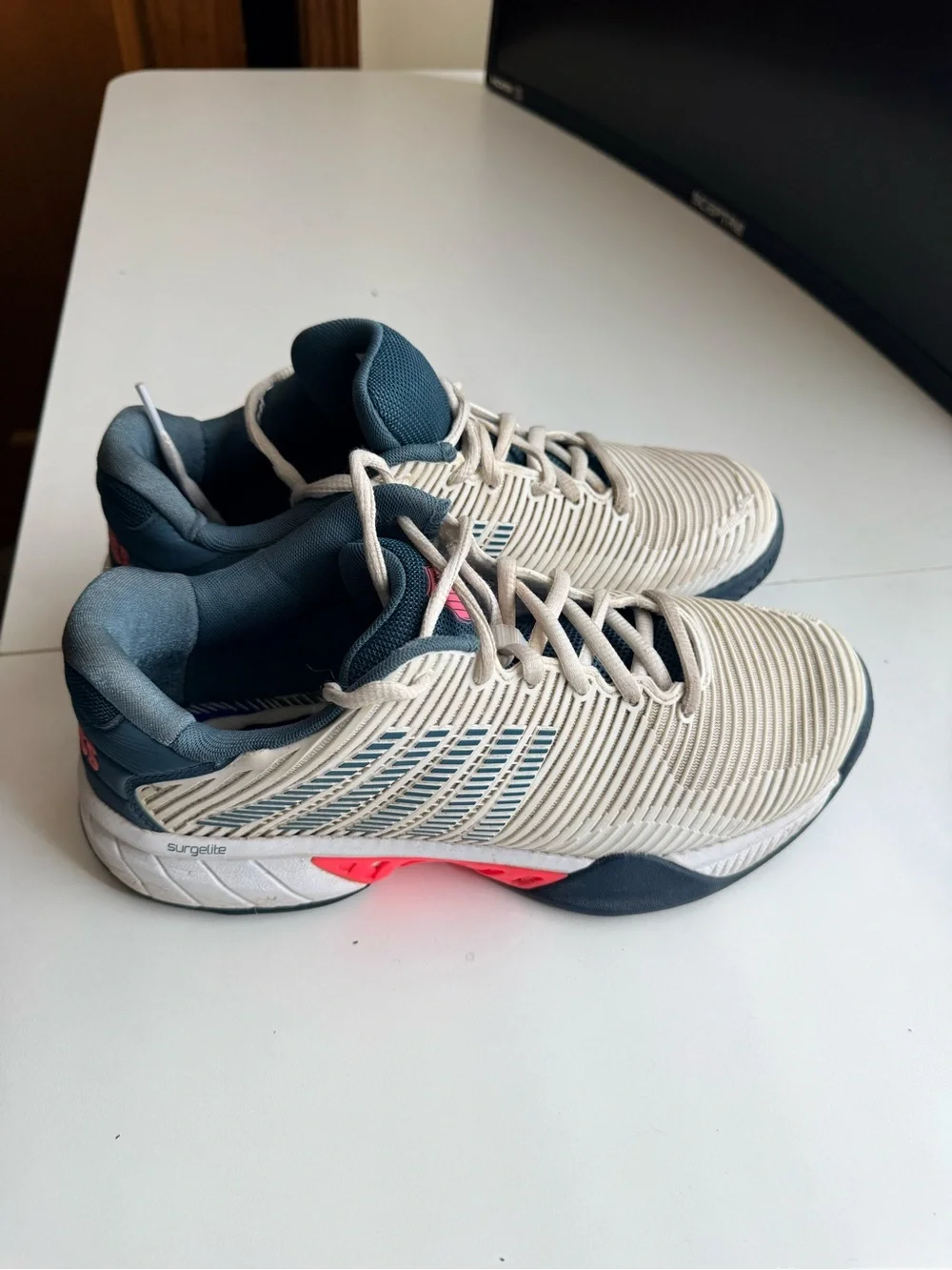 K-Swiss Hypercourt Express 2 Tennis Shoes Men’s 9.5 White Blue Pink - Picture 6 of 12